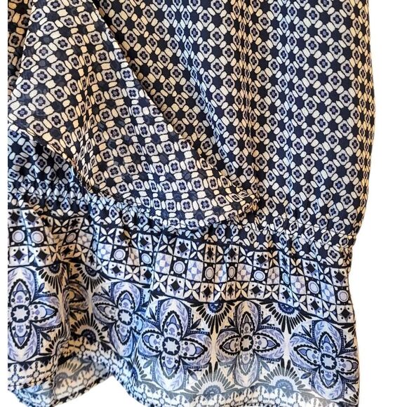 Evereve Women's Blue And White Geo Tile Print Ruffle Blouse Size L - Picture 4 of 6
